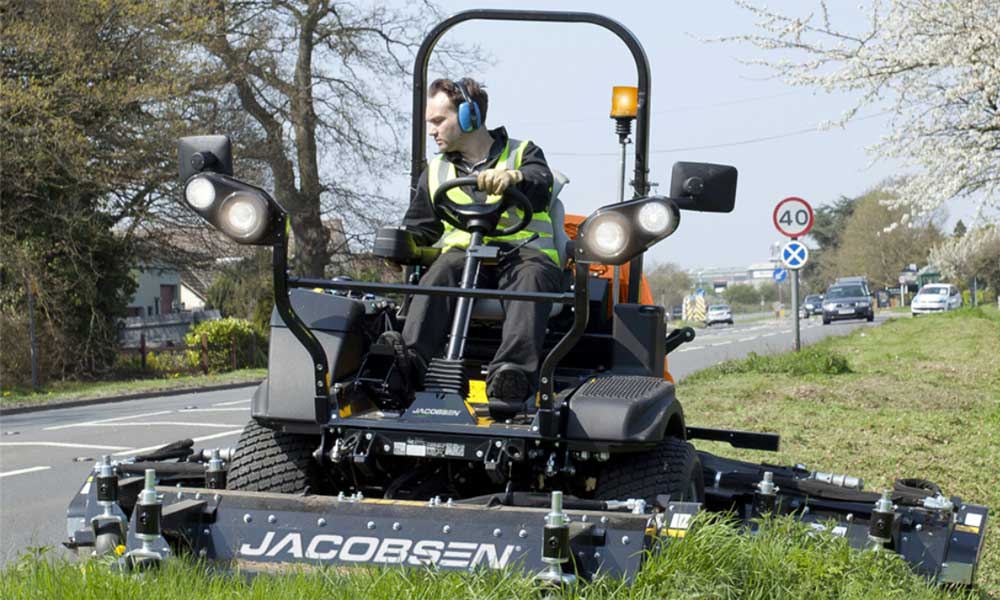 Superb-Mulching-&-Grass-Clipping-Distribution-Slide