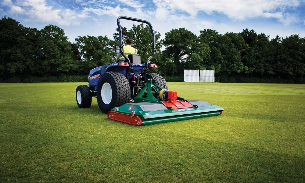RMX-G2-Rigid-Deck-Roller-Mowers_In-Action